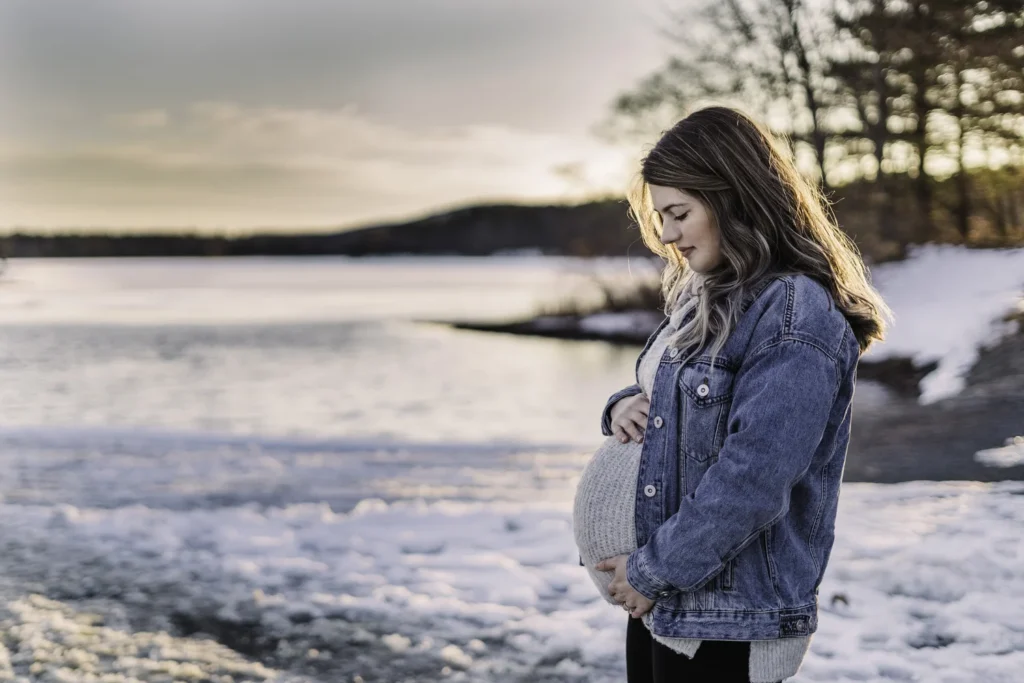 8 Tips for Taking Beautiful Winter Maternity Photos